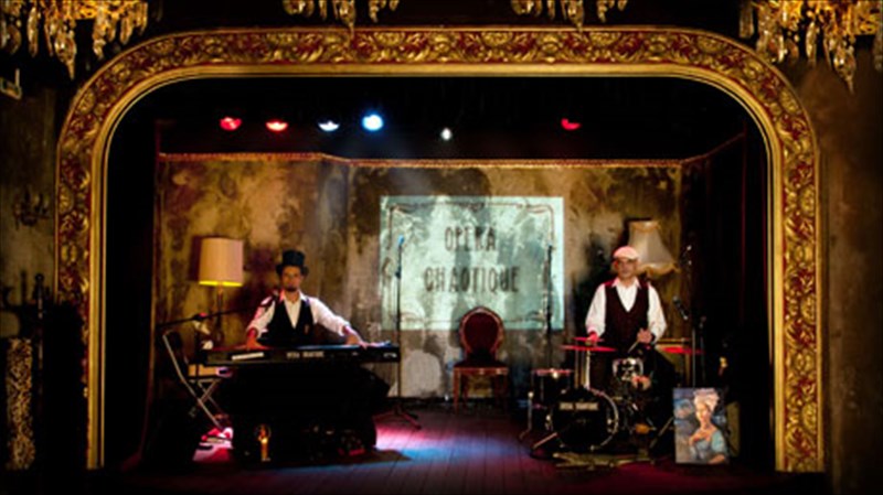 sourealistiki-komikotragiki-istoria-me-aroma-berolinezikou-kampare