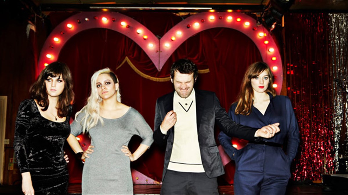 mousiki-sunantisi-me-rock-ixo