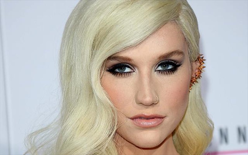 i-sugklonistiki-istoria-tis-kesha