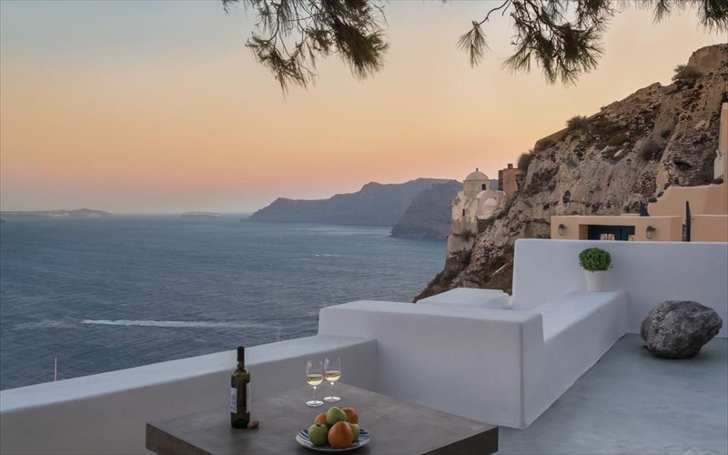 i-santorini-ginetai-akoma-pio-romantiki-me-tin-pina-caldera-residence