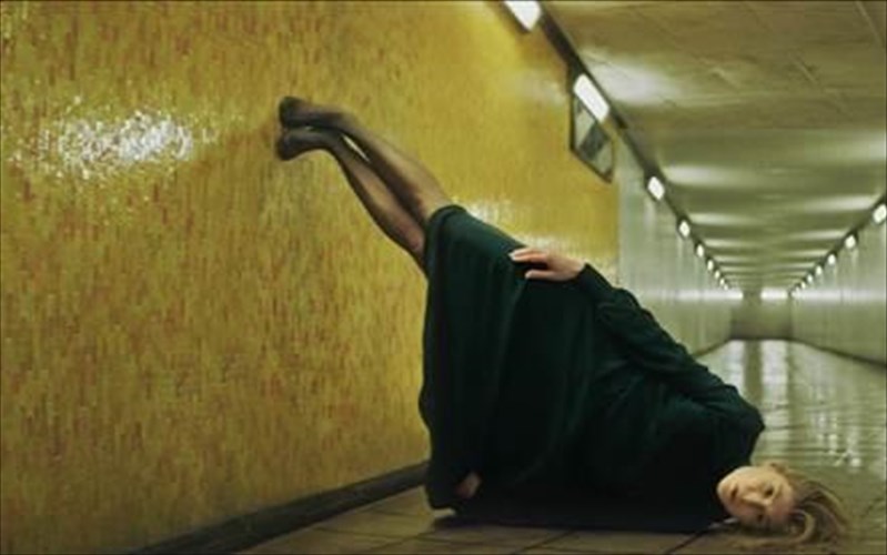 h-rosamund-pike-sto-neo-video-clip-ton-massive-attack