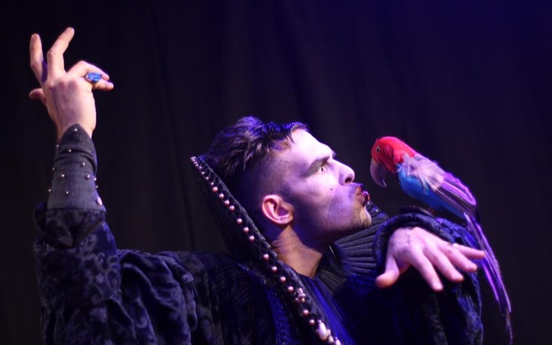 i-diaxroniki-trela-tou-erota-stin-athinaiki-skini