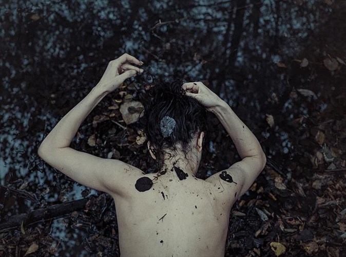 to-soma-me-tin-matia-fotografon-apo-ola-ta-meri-tis-gis-stin-blank-wall-gallery