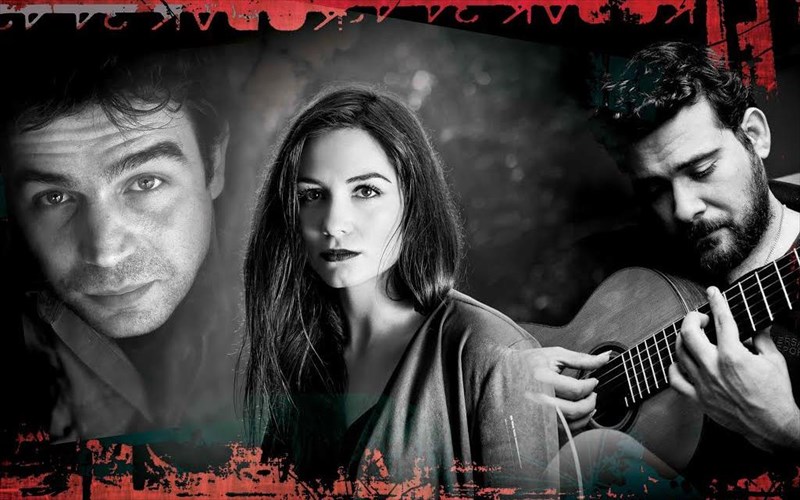 mia-endiaferousa-mousiki-triada-sto-steki-tou-neou-kosmou