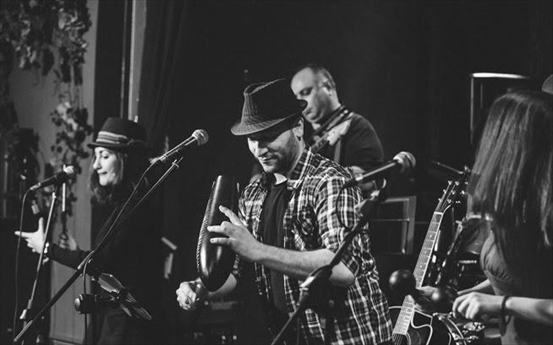 latin-bradies-me-elliniko-stixo-apo-tous-los-mafiosos