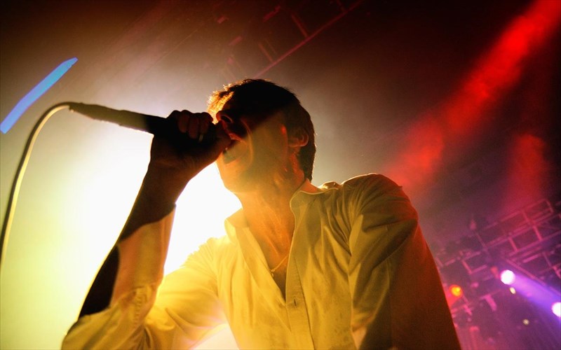 akousame-to-neo-almpoum-ton-suede