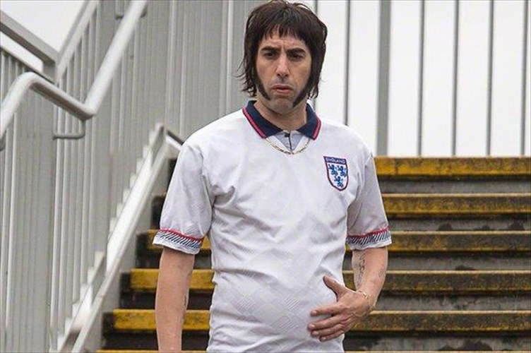liam-gallagher-se-sacha-baron-cohen-tha-se-maxairoso-sto-mati