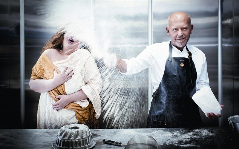 o-stelios-parliaros-analambanei-rolo-ekpliksi-se-mia-glukia-opera