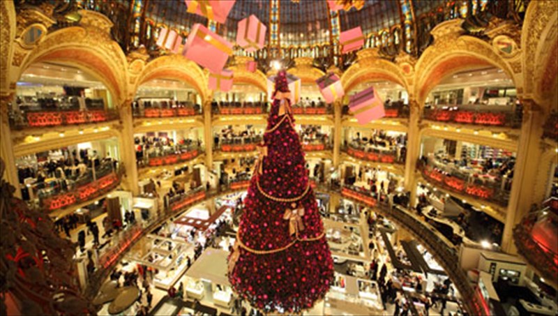 ta-pio-entuposiaka-xristougenniatika-dentra-tou-kosmou