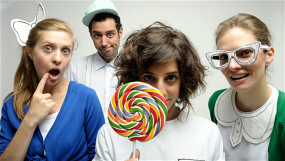 mikroi-theatrofiloi-en-drasei-stis-giortes