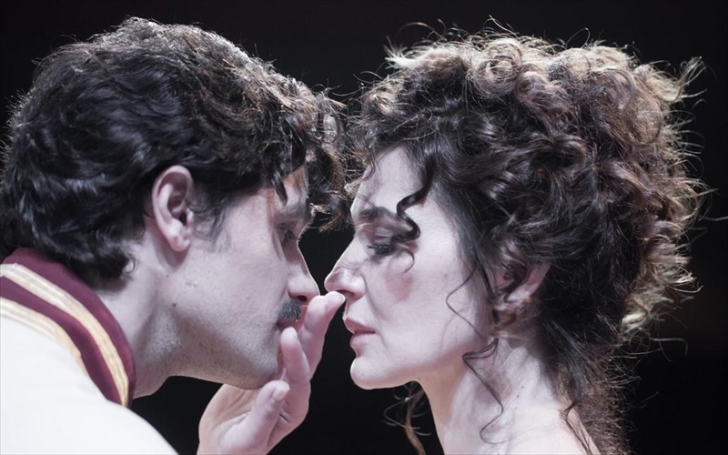 i-tragiki-istoria-tis-anna-karenina-zontaneuei-sto-ethniko