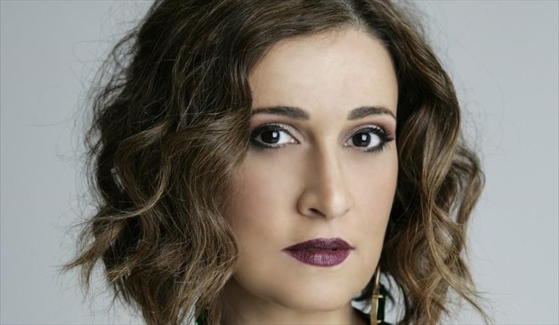 i-eleni-peta-gia-duo-bradies-sti-skini-tou-ianou