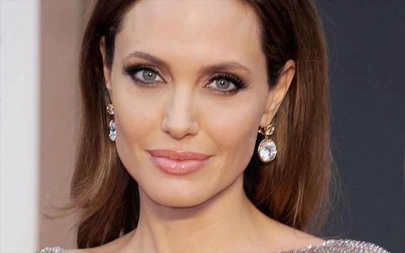 i-angelina-Jolie-sto-nisi-tis-lesbou-kai-konta-stous-prosfuges