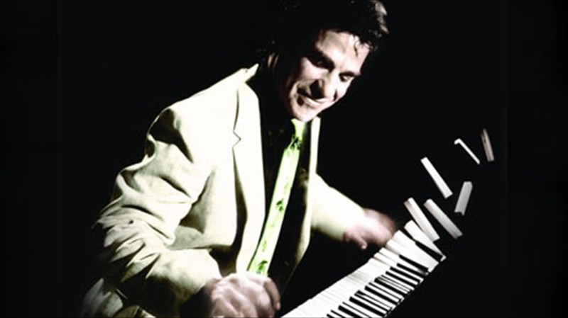 o-boogie-woogie-pianistas-me-ta-magika-daxtula-sto-half-note