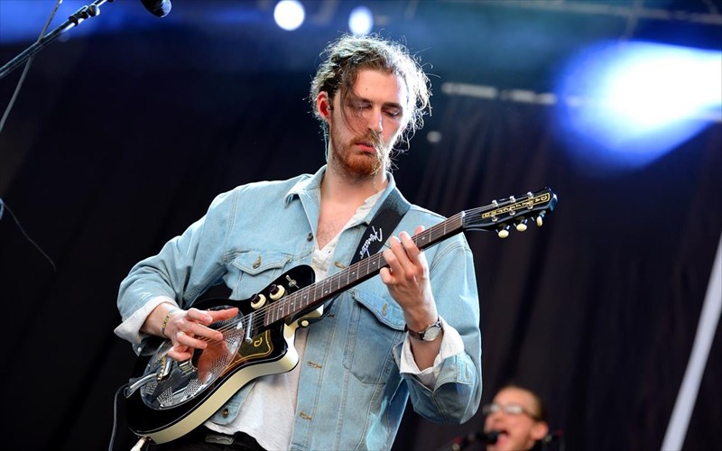 maziki-frenitida-apo-ena-tragoudi-pou-akoustike-sto-walking-dead