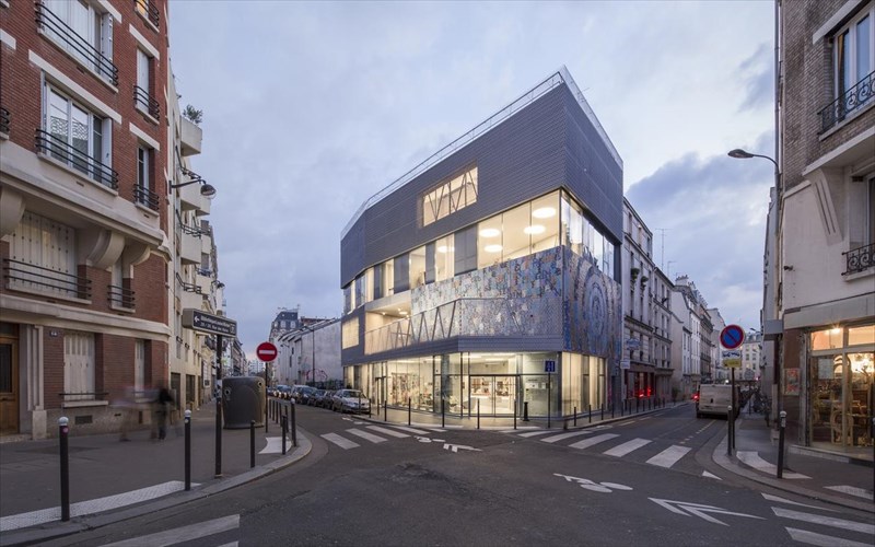 milisame-me-ton-ellina-arxitektona-pou-brabeutike-gia-ktirio-tou-sto-parisi