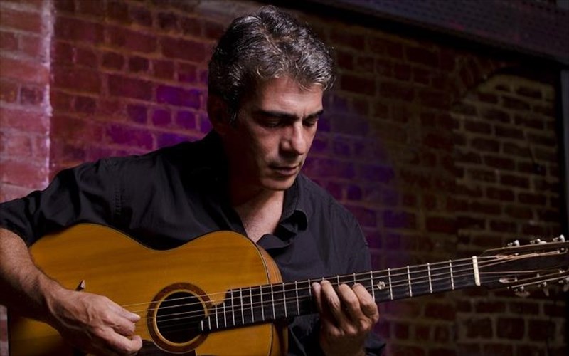 o-dimitris-mustakidis-oloklironei-tis-emfaniseis-tou-me-guests-pou-ksexorizoun