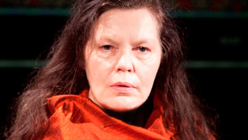 i-roula-pateraki-fotizei-ton-bio-tis-prigkipissas-sissu