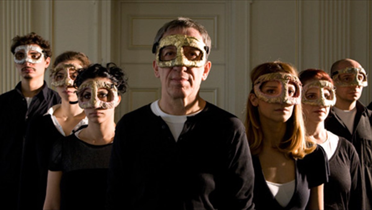 i-erofili-pou-krubetai-piso-apo-tis-maskes