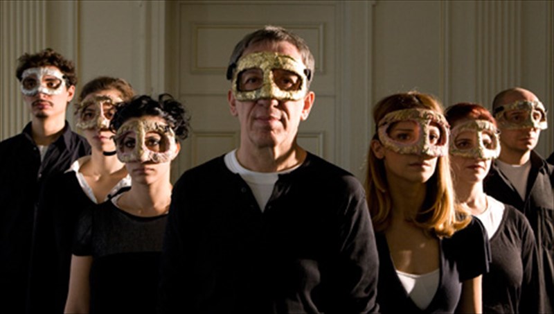 i-erofili-pou-krubetai-piso-apo-tis-maskes