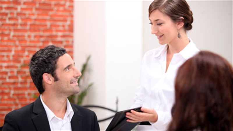 ta-suxnotera-parapona-apo-to-serbis-ton-estiatorion