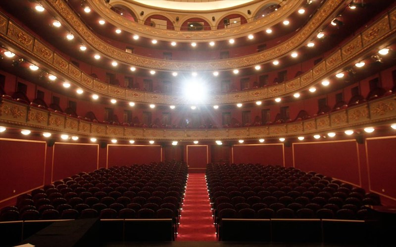 pente-parastaseis-gia-tin-pagkosmia-imera-theatrou