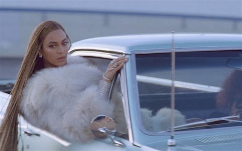 i-beyonce-lansarei-nea-grammi-rouxon-kai-tin-promotarei-mesa-apo-nea-akukloforita-tragoudia