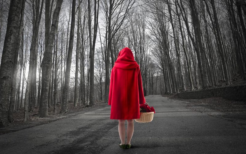 einai-epikinduno-na-taksideuei-mia-gunaika-moni