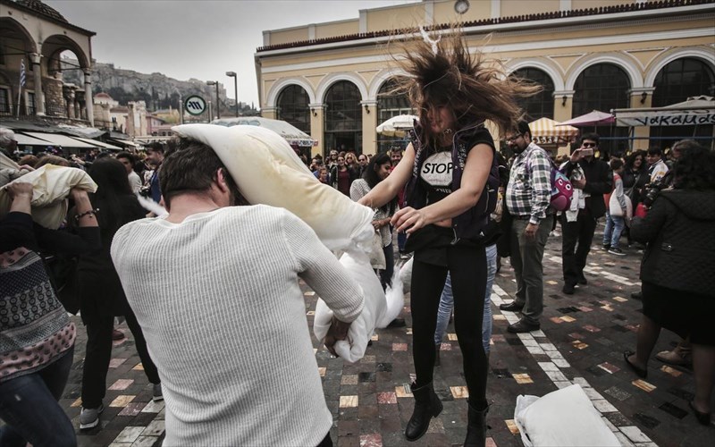 o-maksilaropolemos-tis-athinas-gemise-me-poupoula-to-monastiraki-photos