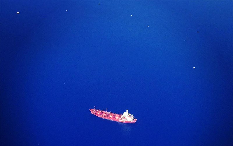 oi-fotografies-enos-logariasmou-instagram-kosmoun-ti-gkaleri-tou-black-duck