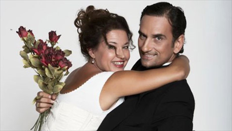 mauri-komenti-me-aisthimatiki-diathesi-sto-theatro-gkloria