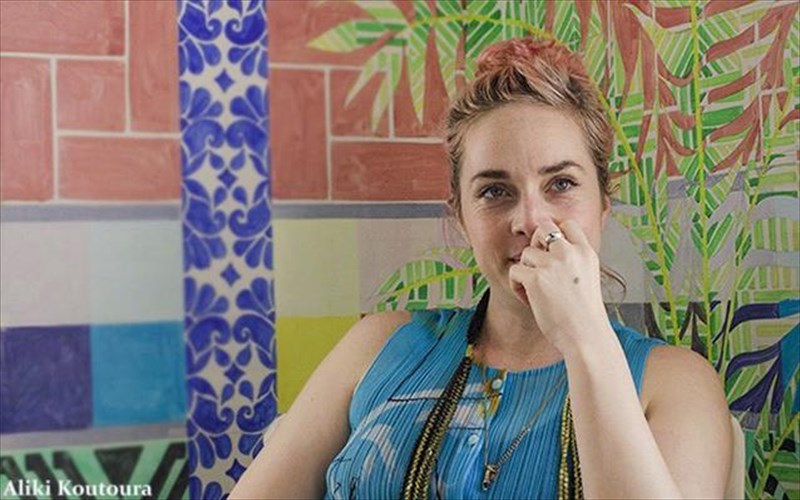 milisame-me-tin-agglida-eikastiko-pou-mas-kalei-na-pioume-kafe-mesa-se-ena-zografiko-ergo