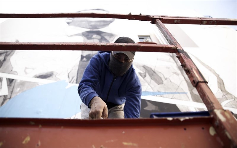 o-diasimos-street-artist-ino-sto-pleuro-tou-sullogou-asthenon-ipatos-ellados-promitheas