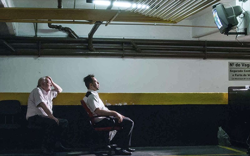 ena-ntokimanter-gia-to-podosfairo-sto-exile-room