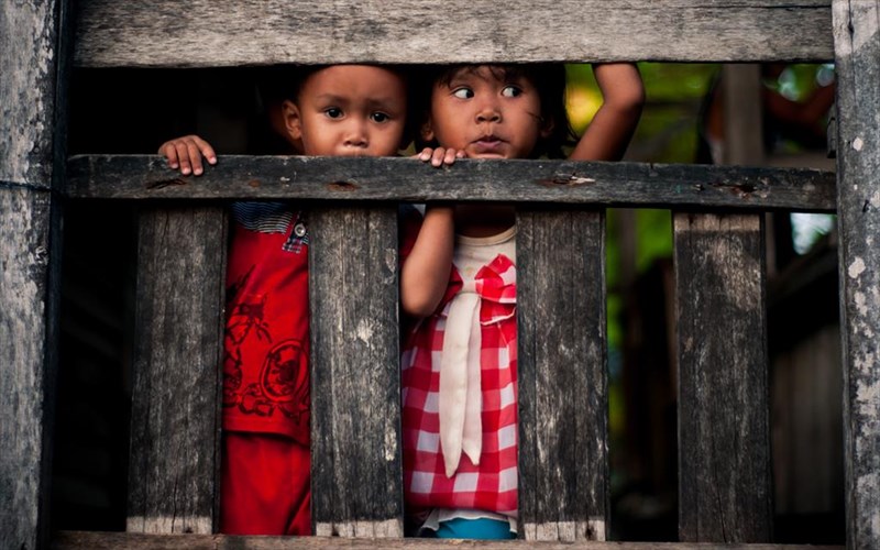 mia-ekthesi-minuma-euaisthitopoiisis-me-fotografies-paidion-olou-tou-kosmou