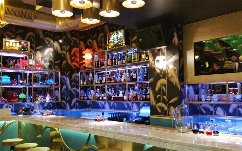 apotoksinothikame-stin-eksotiki-atmosfaira-tou-rehab-video