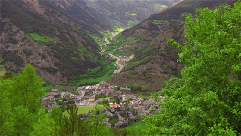 andorra-mia-mikroskopiki-xora-sfinomeni-sta-purinaia