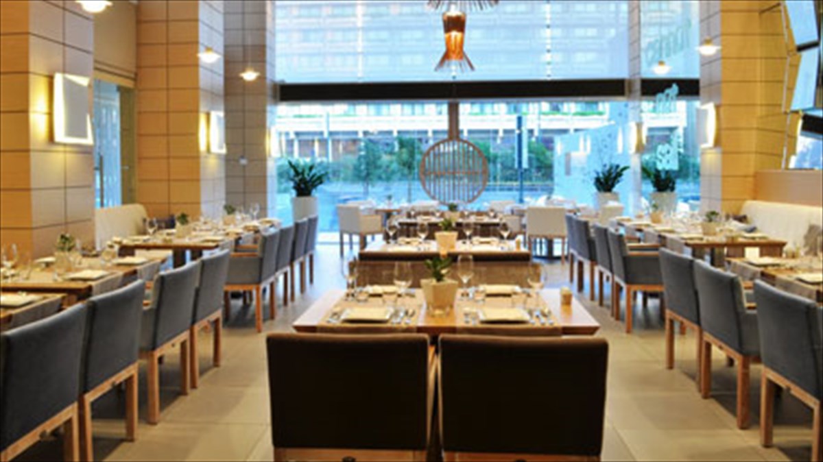 ai-nikolas-geustiko-taksidi-stin-almura-tis-polis