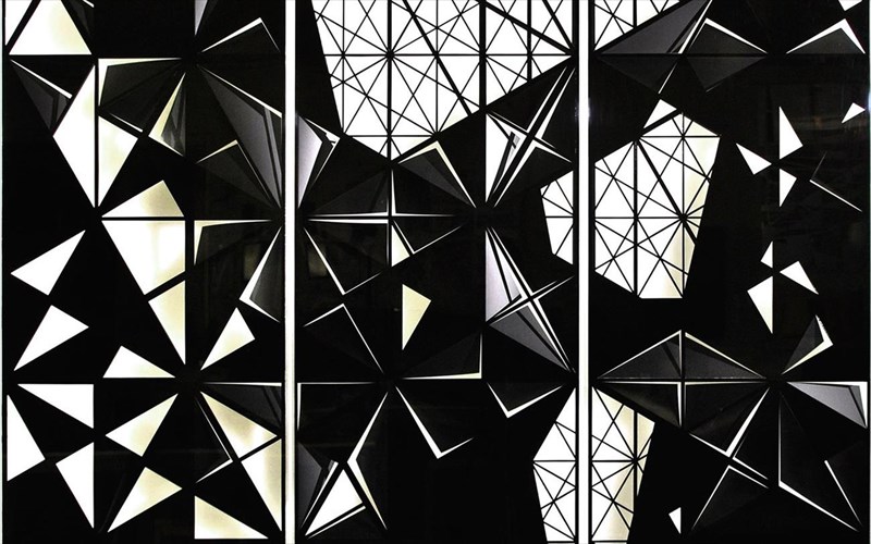 enas-polusunthetos-geometrikos-kosmos-ksediplonetai-sti-gkaleri-ad