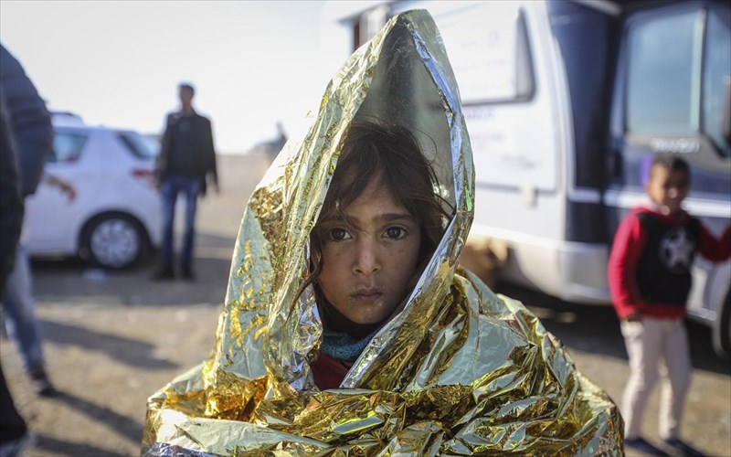 giati-paidia-stous-dromous-tis-gis-mia-ekthesi-fotografias-gia-to-drama-tis-prosfugias-sto-mouseio-mpenaki