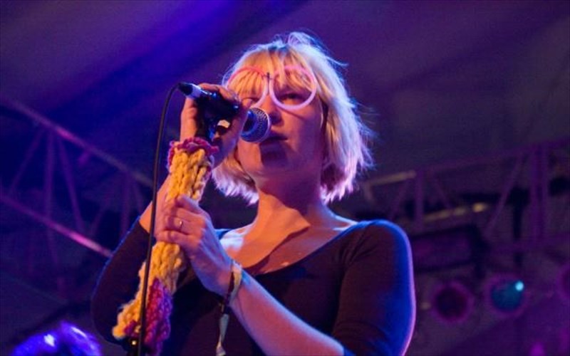 oloi-milane-gia-tin-emfanisi-tis-sia-sto-coachella