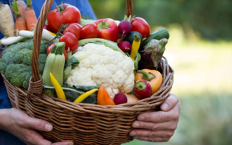 poies-trofes-prepei-oposdipote-na-mpainoun-biologikes-sto-piato-mas