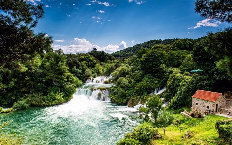 ta-mustika-pou-kanoun-tin-kroatia-korufaio-proorismo-diakopon