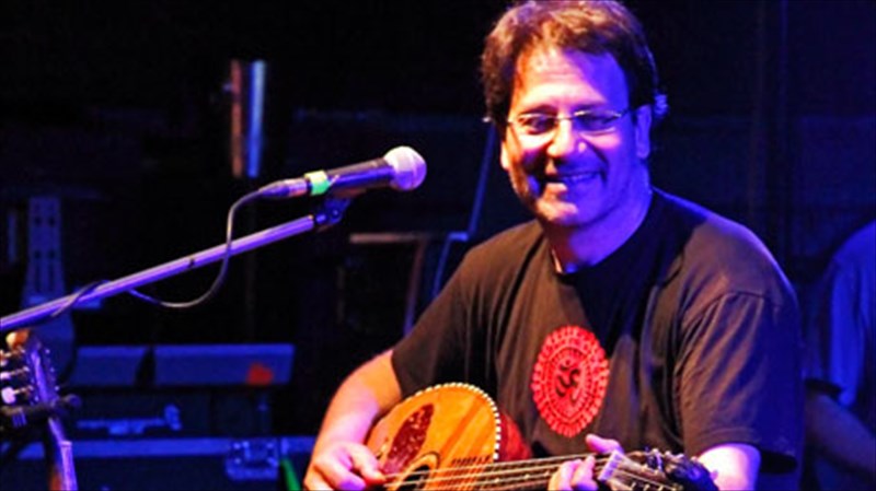 o-thanasis-papakonstantinou-me-mia-antisumbatiki-parastasi-sto-gualino-mousiko-theatro