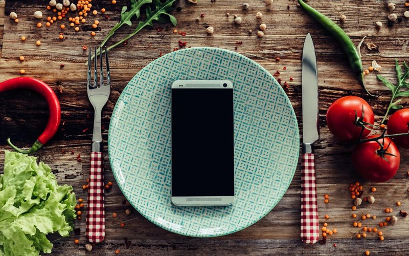 ti-leei-to-kinito-mas-gia-ti-sumperifora-mas-sto-fagito