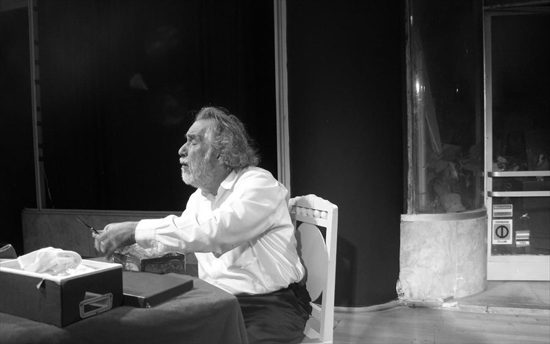 i-sugkrousi-enos-adunamou-anthropou-me-to-aneleito-periballon-tou-sto-underground