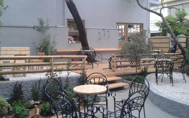 5-omorfa-cafe-gia-na-apolausete-ton-ilio-omorfa-cafe-gia-na-apolausete-ton-ilio