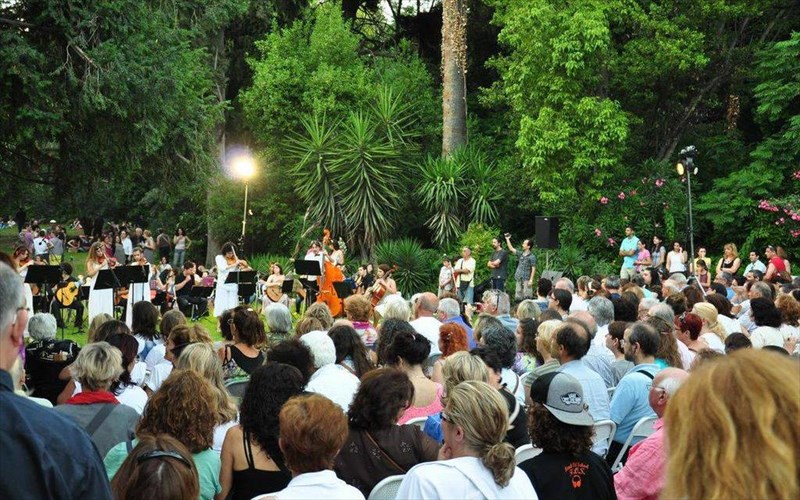 to-athens-gardens-festival-epistrefei-gia-na-gemisei-me-kinimatografikes-mousikes-ton-ethniko-kipo
