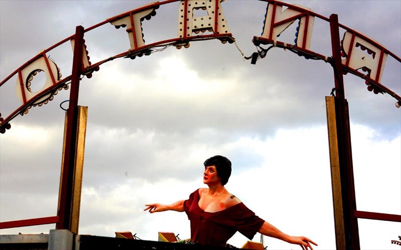 a-cut-in-time-mia-ekthesi-stin-opoia-o-xronos-metraei-allios-xronos-metraei-allios