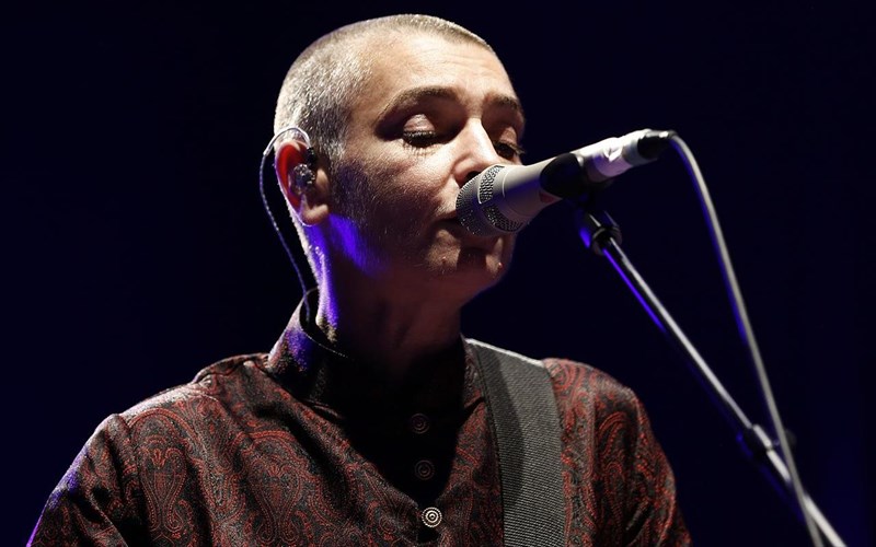 sinead-oconnor-me-afisate-na-pethano